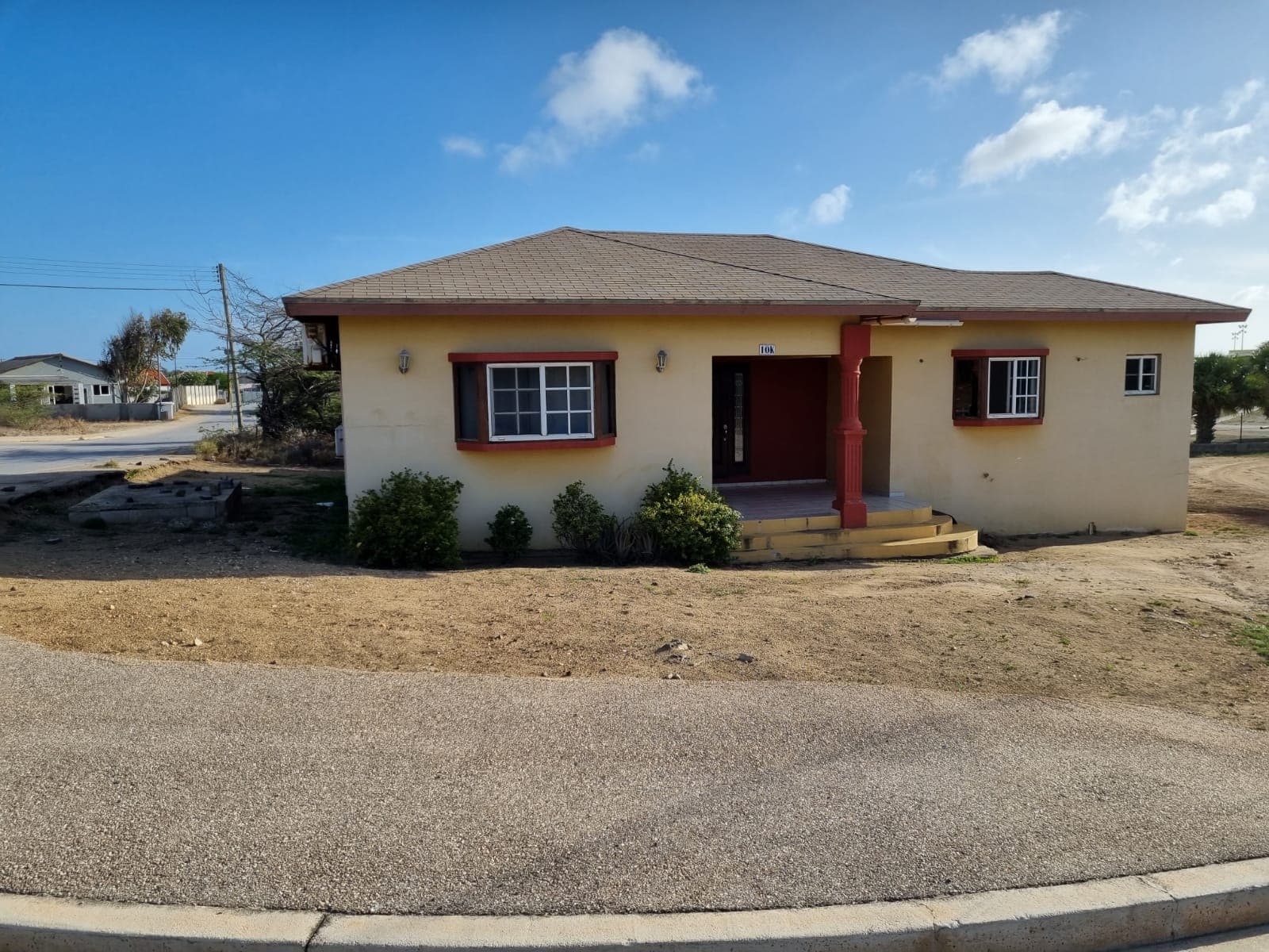 House with Apartment - Macuarima 10K
